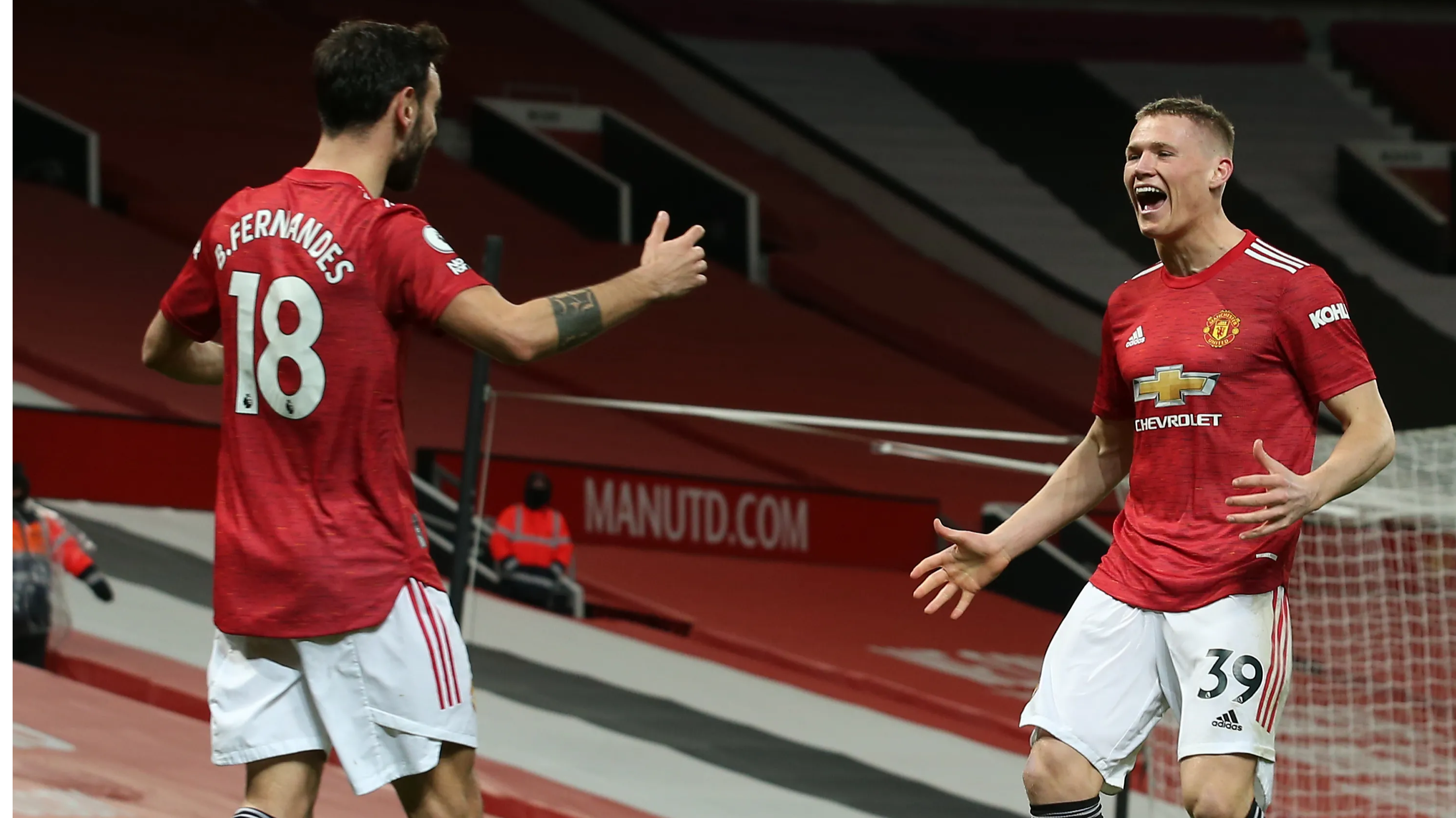 Manchester United win it late against Burnley, Arsenal draw with a late goal