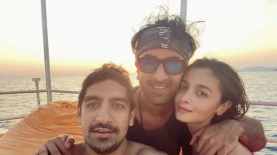 Alia%20Bhatt%27s%20fans%20think%20they%20spotted%20Ranbir%20Kapoor%20in%20her%20recent%20live%20session.%20Watch