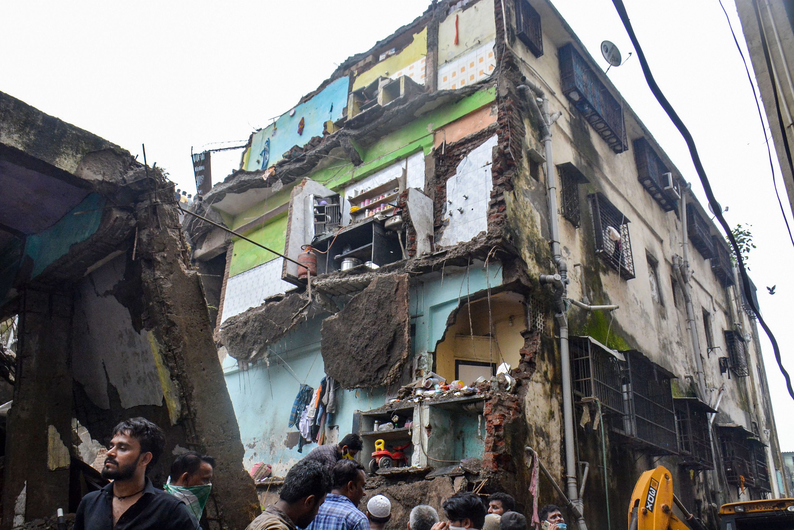 10 dead as building collapses in Thane, many feared trapped