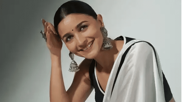 Alia Bhatt jets off for Hollywood debut, relives ‘newcomer’ nostalgia