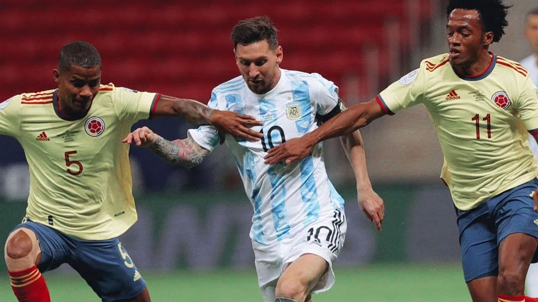 Watch: Lionel Messi nonchalantly dribbles past Colombian players