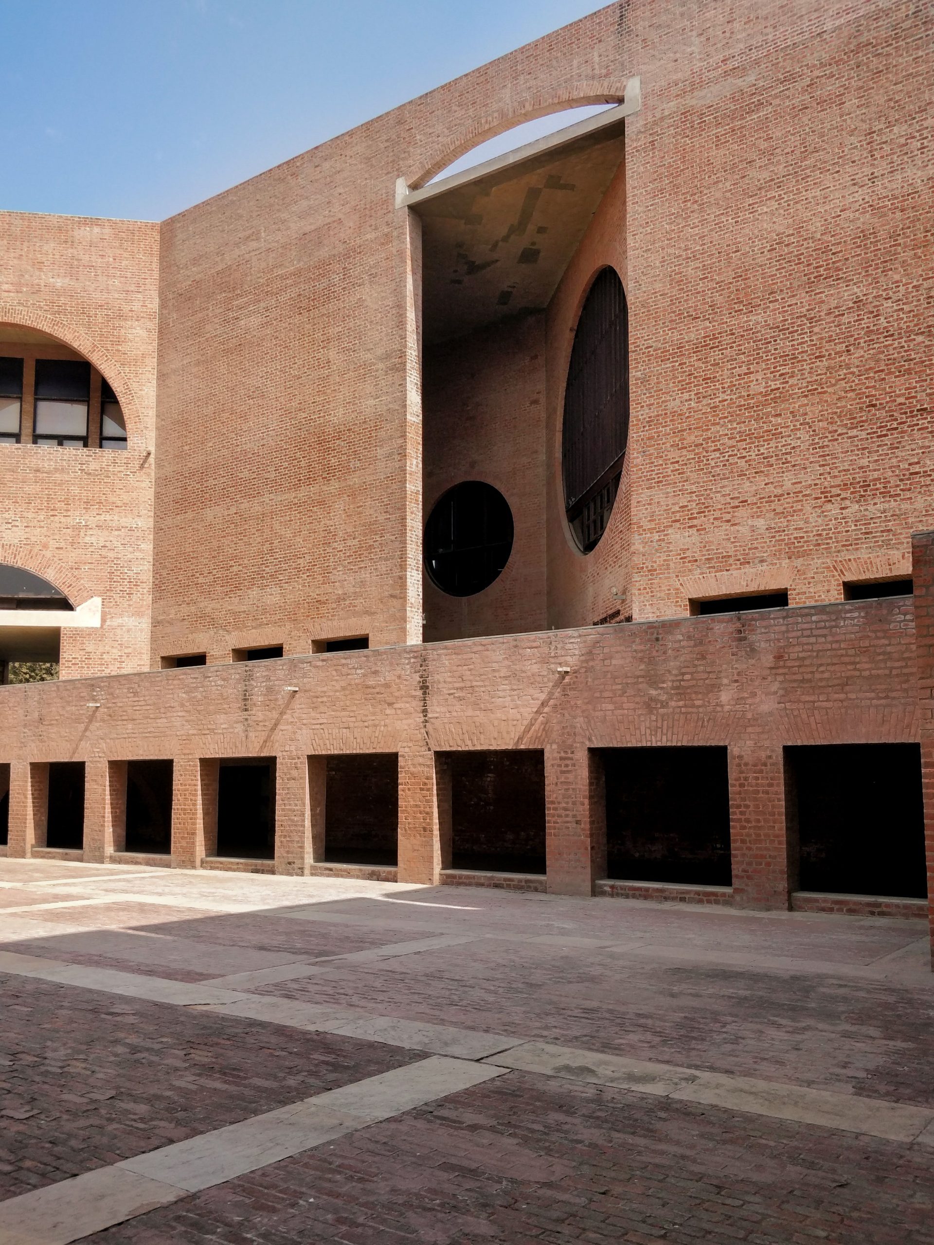 Controversy%20sparked%20over%20tearing%20down%20of%20a%20heritage%20building%20in%20IIM%20Ahmedabad