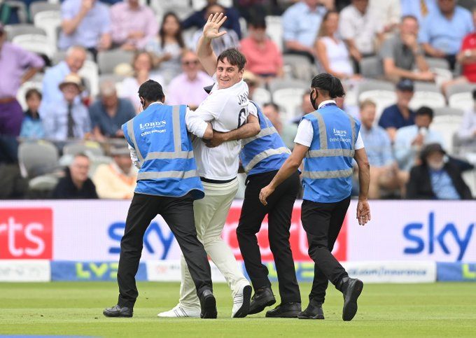 2nd Test: Man invades pitch wearing India jersey, pretends to be fielder