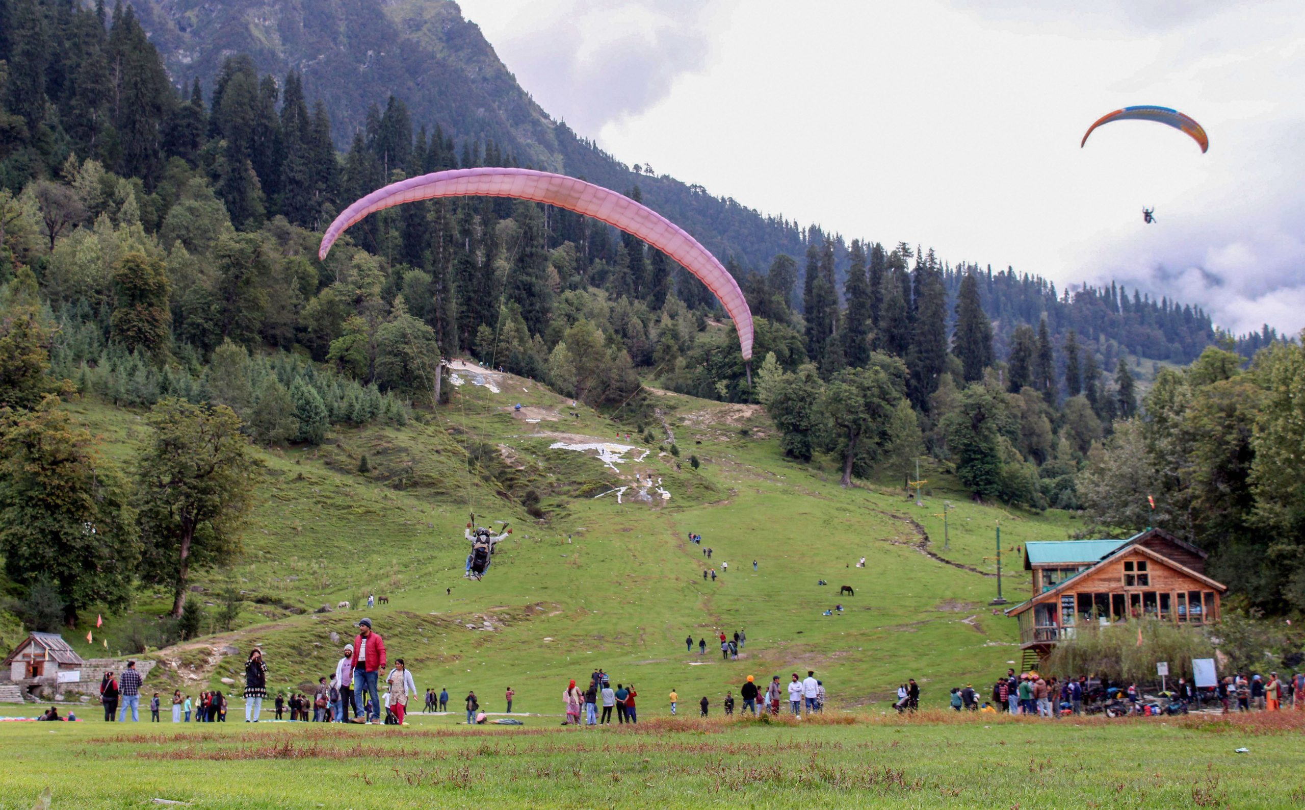 ‘Meri shaadi kyu karwayi bhagwan’: A paragliding wife’s outburst goes viral