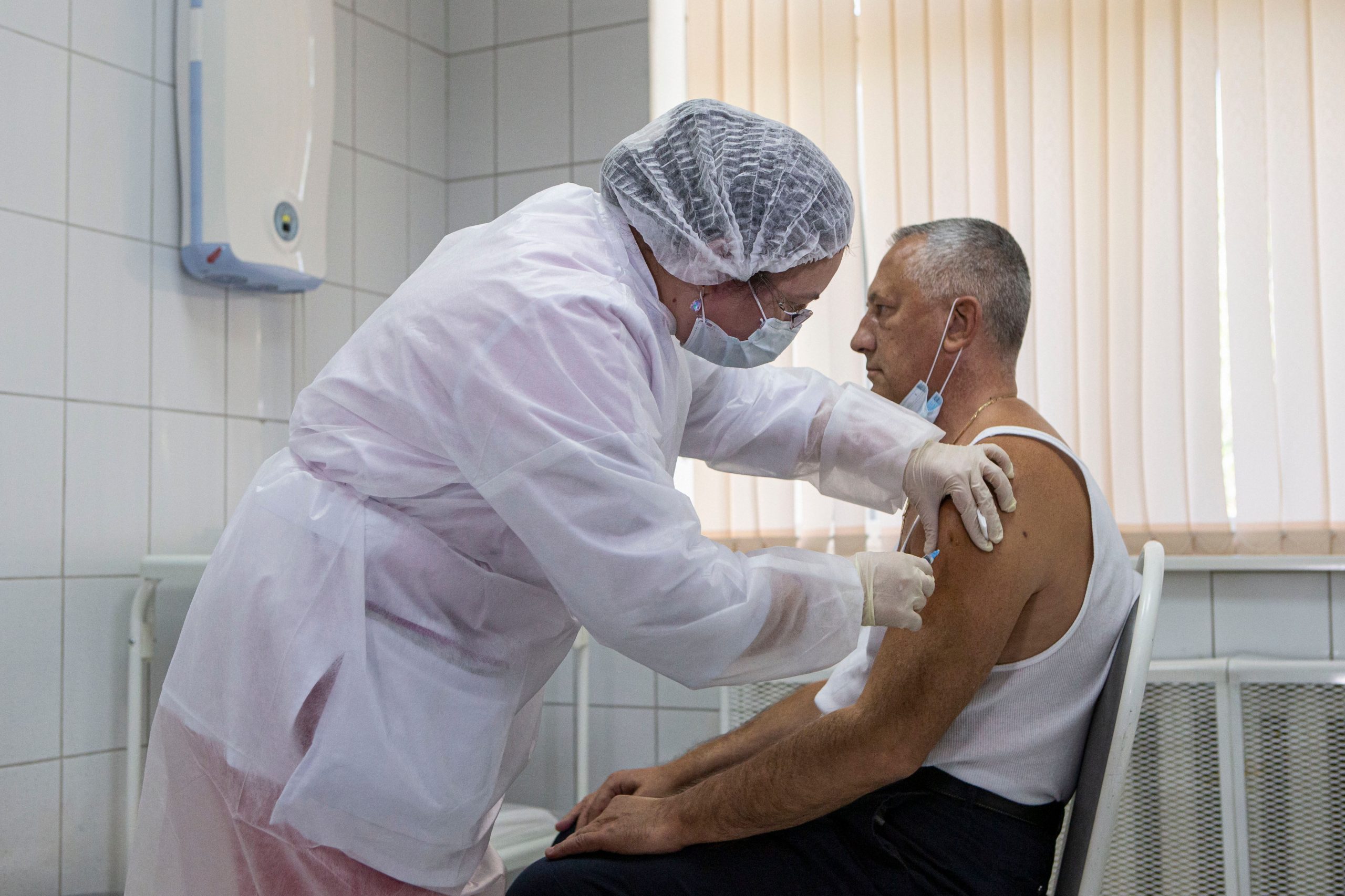 Moscow starts vaccinating vulnerable workers