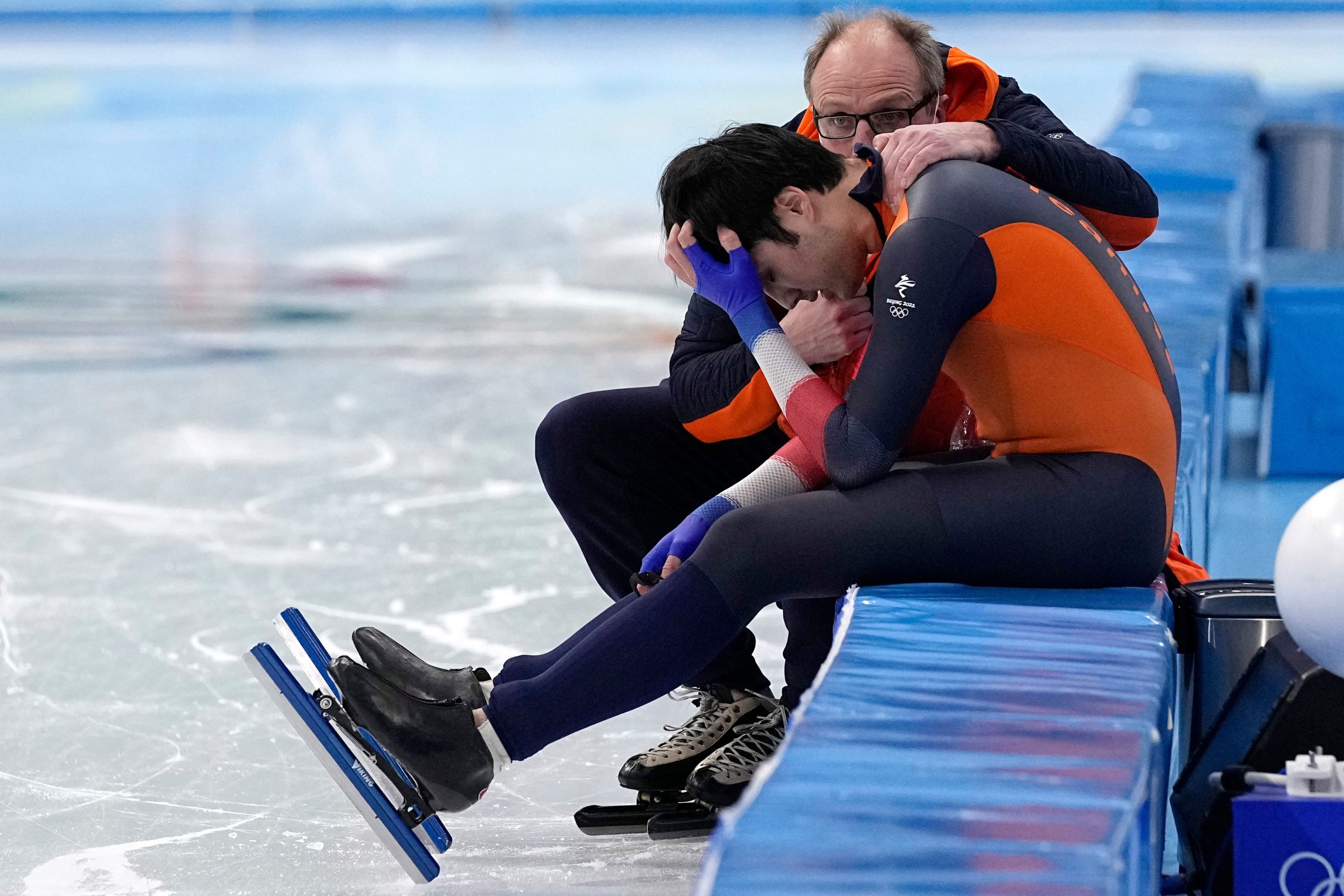 World champion’s mid-race sacrifice in speed skating final at Beijing Olympics 2022. Watch