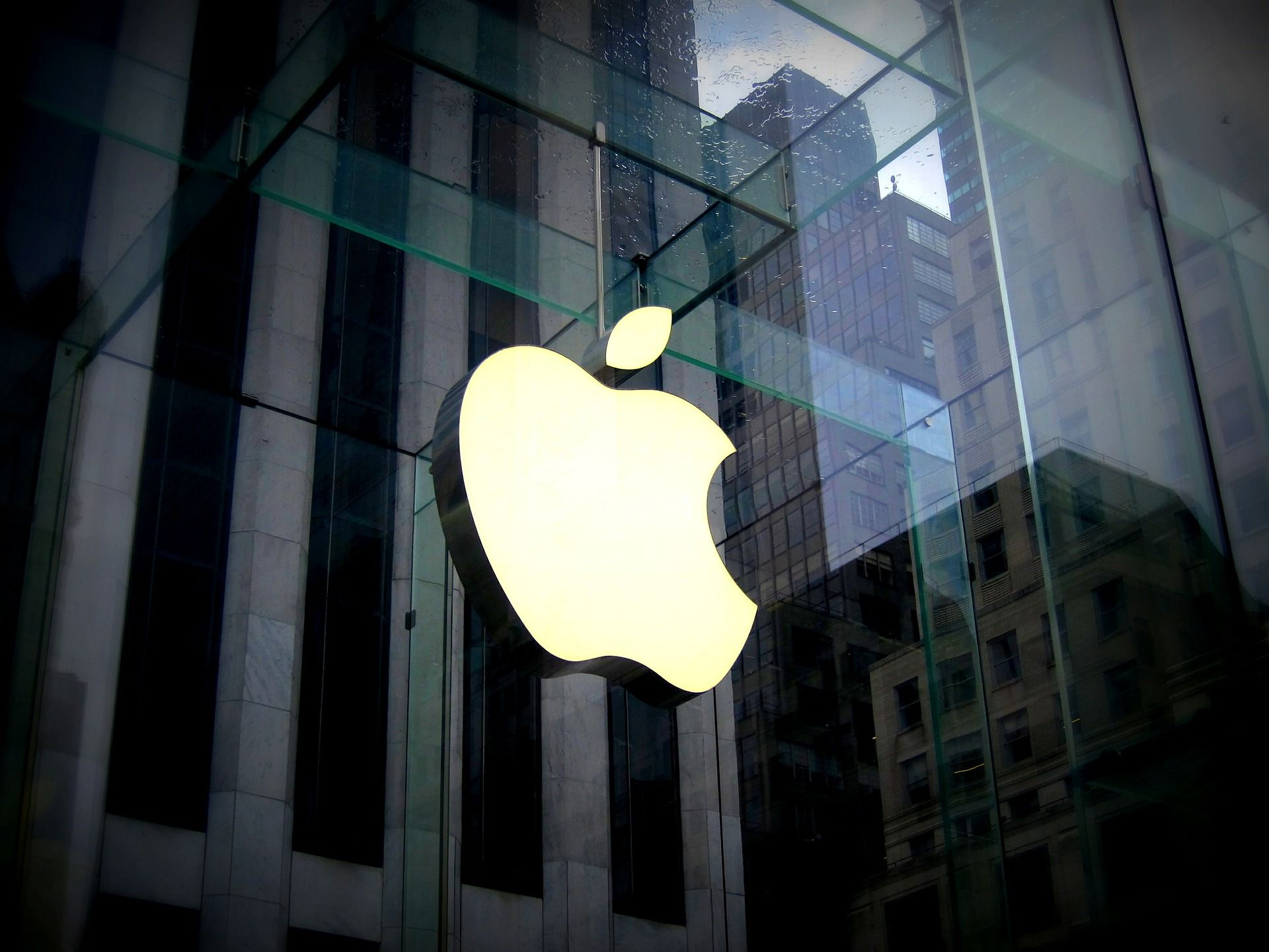 US media take on Apple over App Store commission
