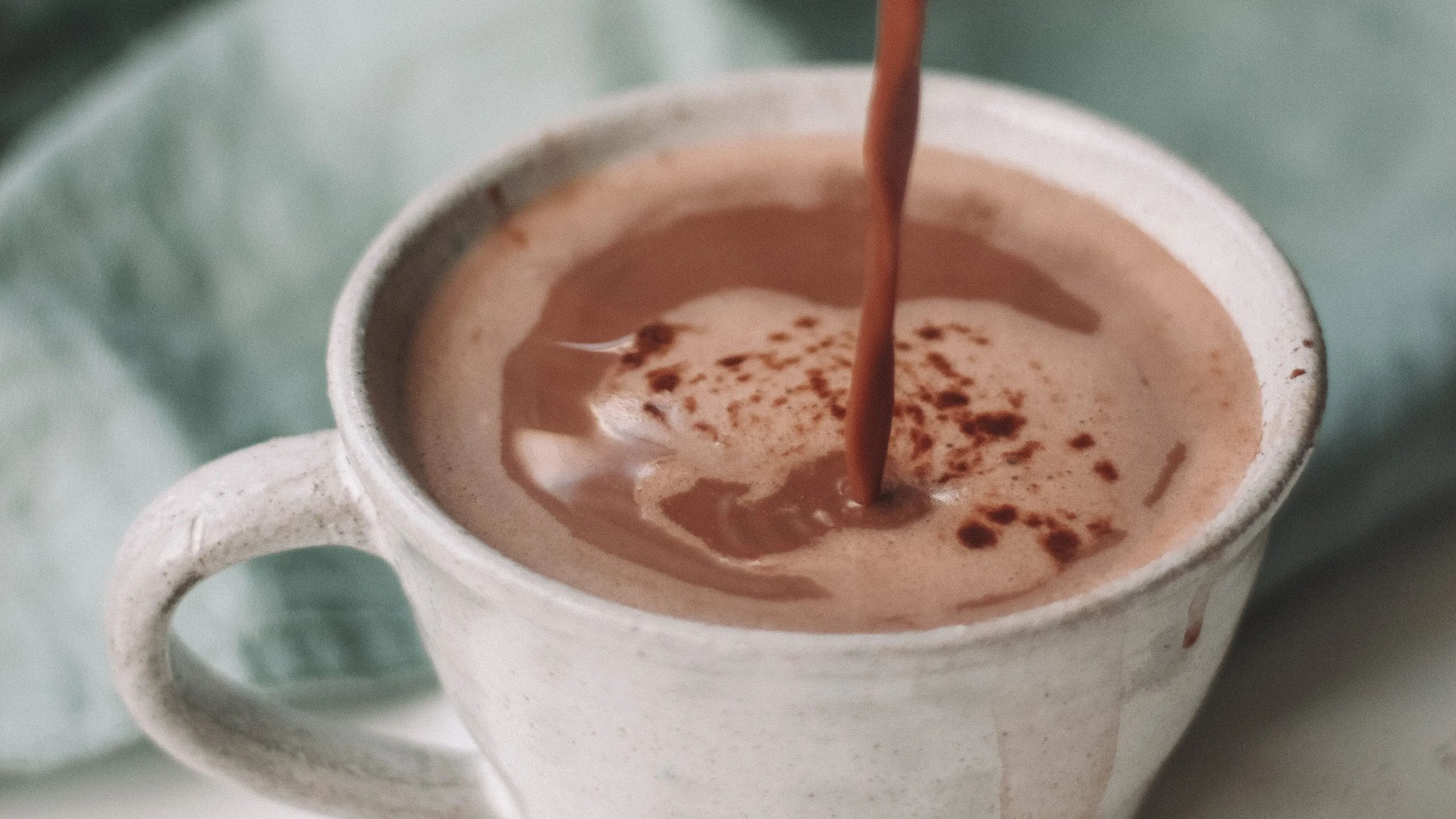 Want to have a delicious hot chocolate, know how you can make it at home