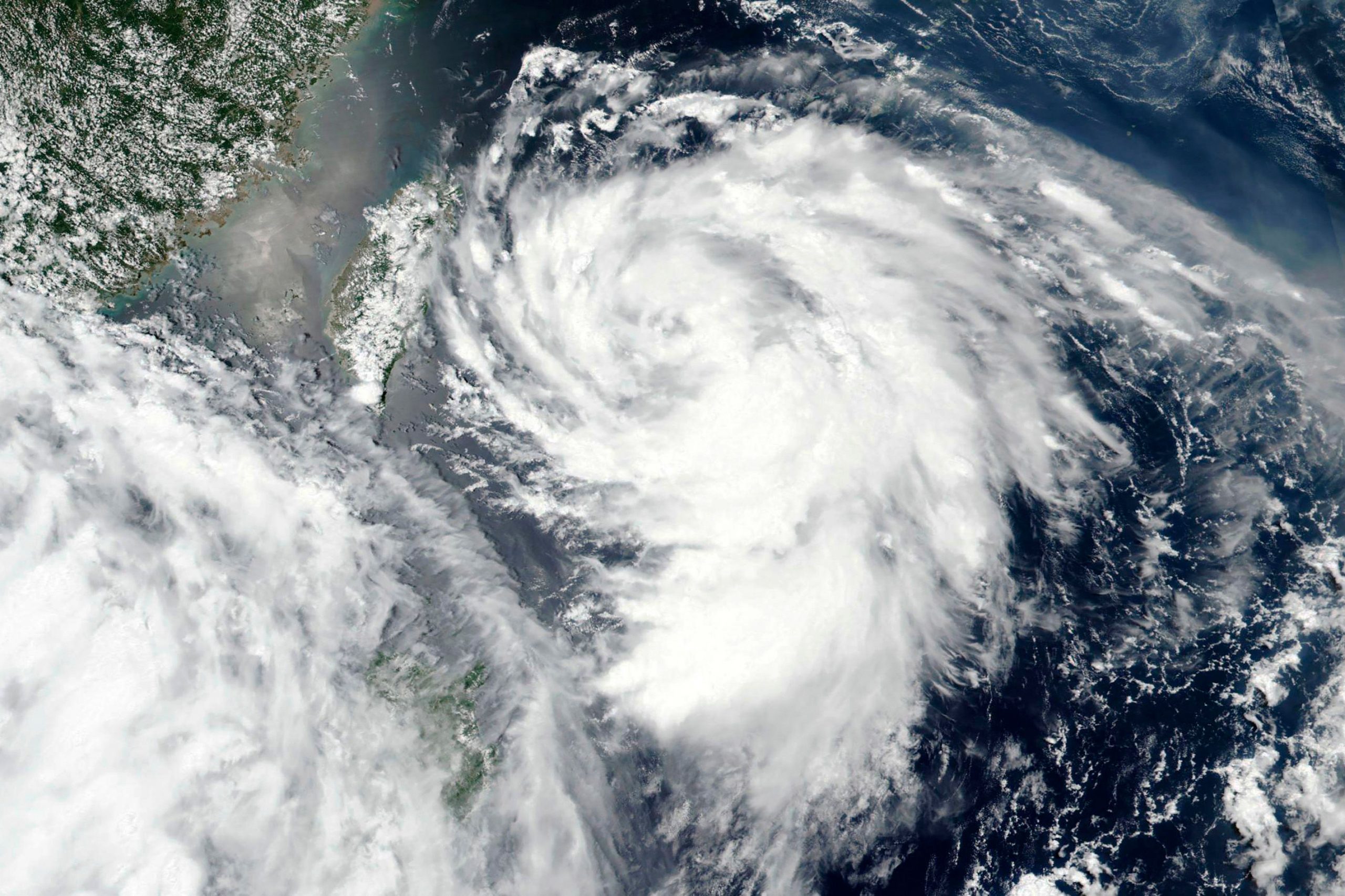 Typhoon Maysak lashes South Korea