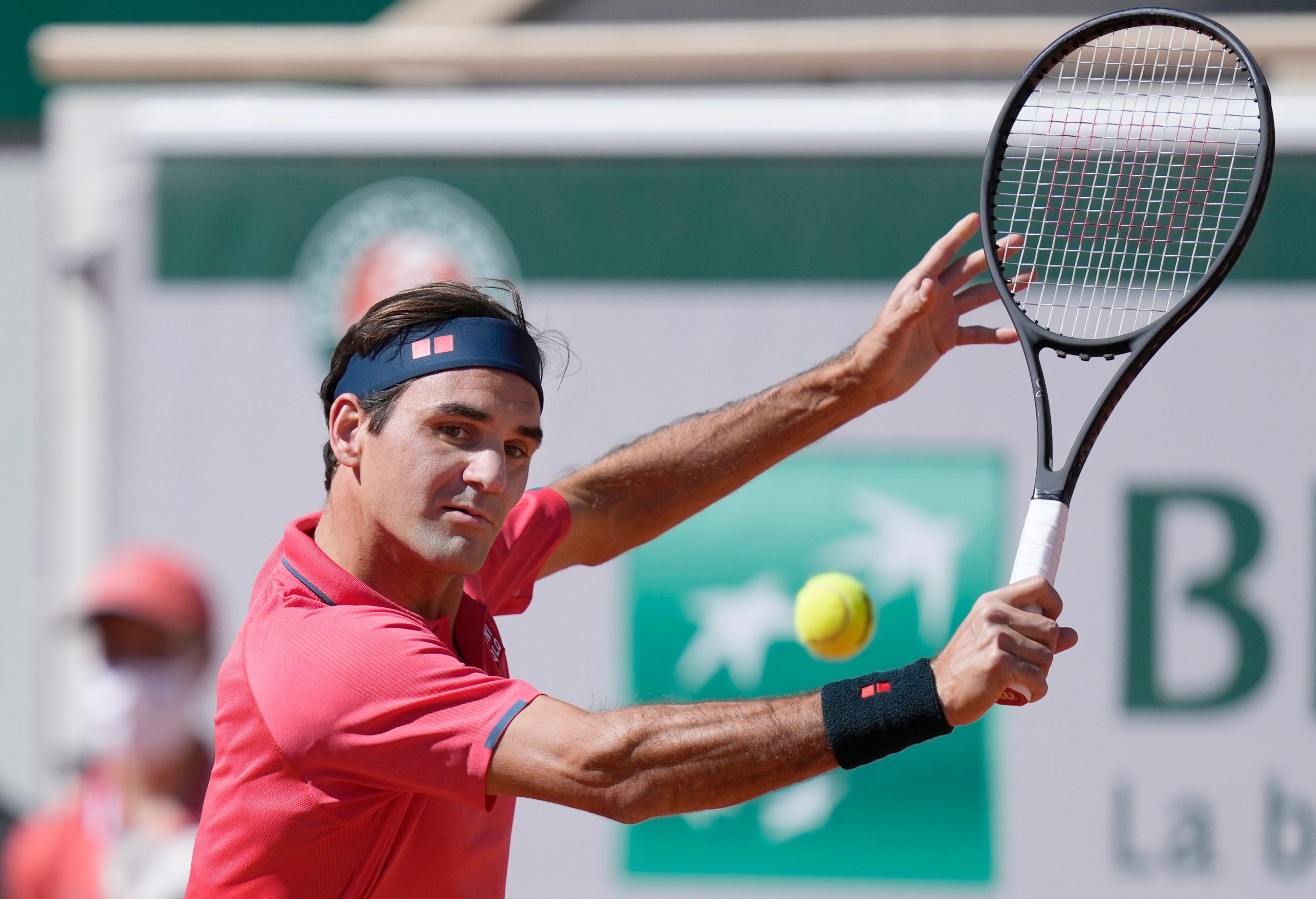 Roger Federer sails through to French Open 2nd round on Paris return