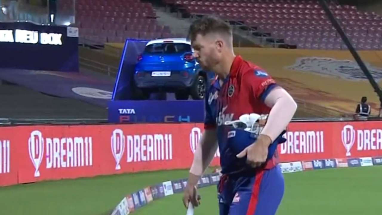 Watch: David Warner falls for first ball duck after last-minute call to take strike against Punjab Kings