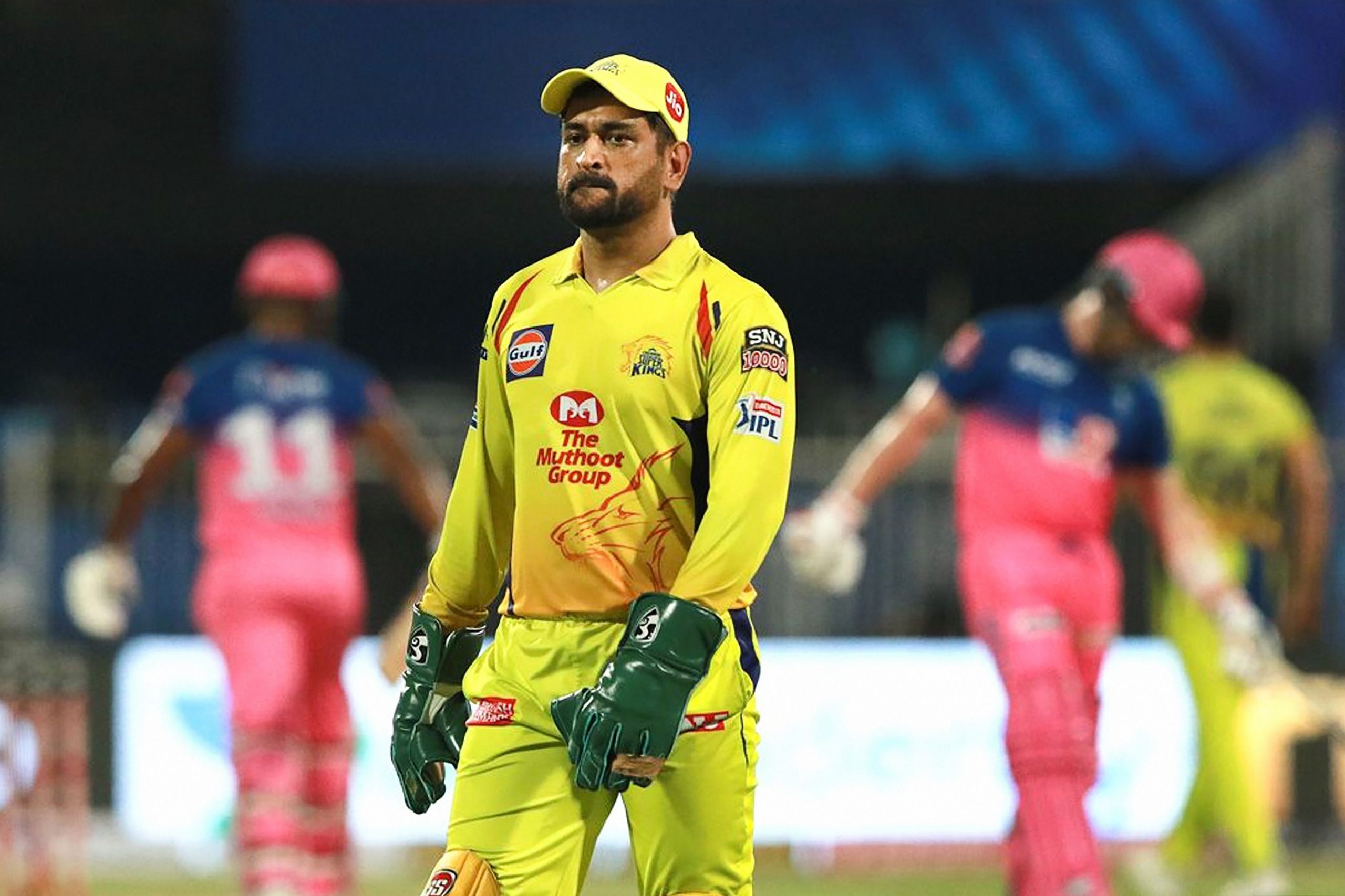 MS Dhoni slammed for ‘bullying’ umpire into changing mind during CSK vs SRH