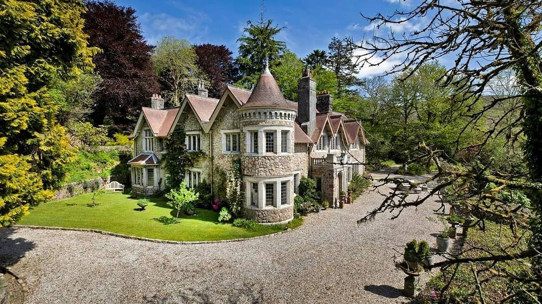 Want to buy Prince Charles’ former estate? It comes with a royal drop-in