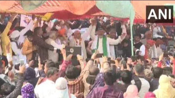 Stage on which Rakesh Tikait and other leaders were standing, collapses in Jind | Watch