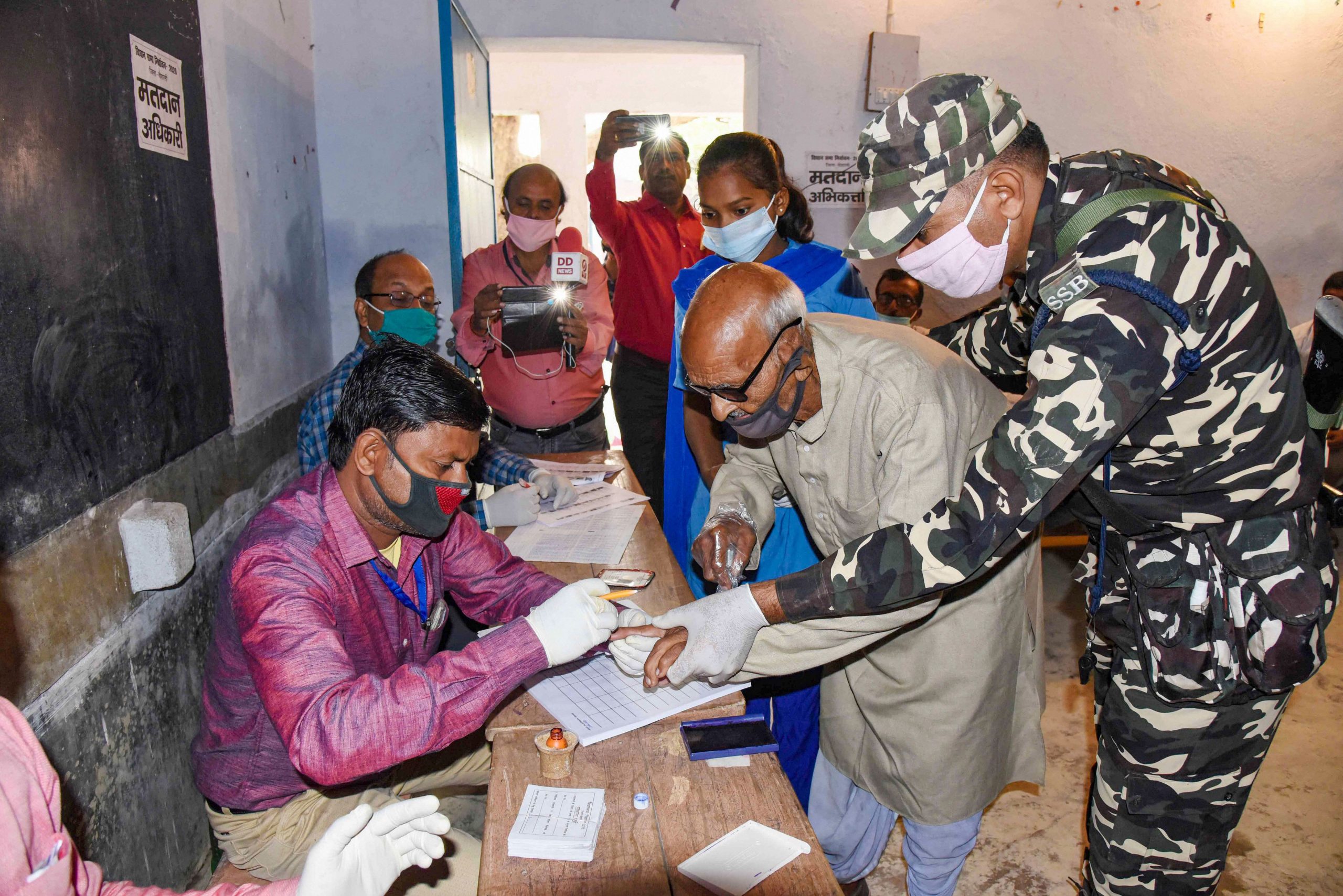 Bihar election highlights: Exit polls predict hung house