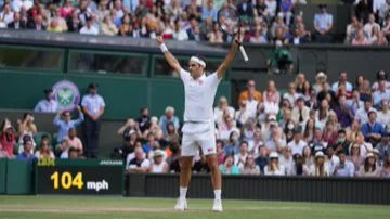 Roger Federer reaches Wimbledon last 16 for 18th time