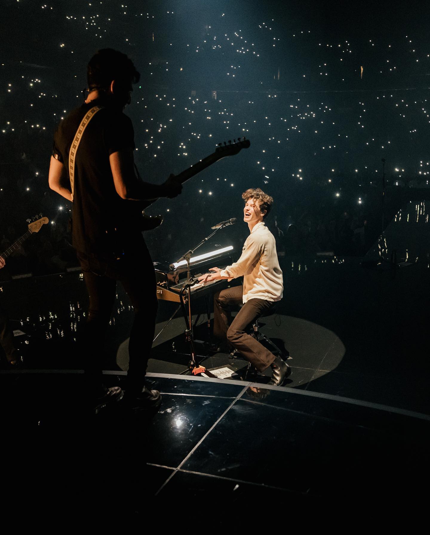 Why did singer Shawn Mendes cancel his world tour?