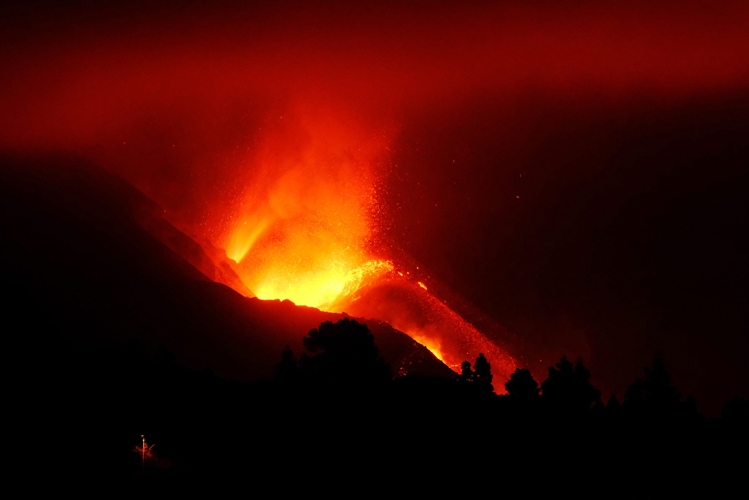 La Palma continues to spew out lava 3 weeks on, eats away a thousand homes