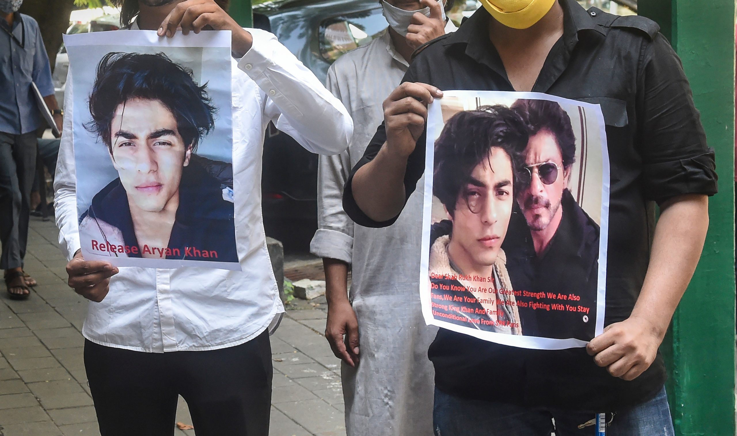 Shah Rukh Khan fans celebrate outside Mannat as Aryan Khan gets bail