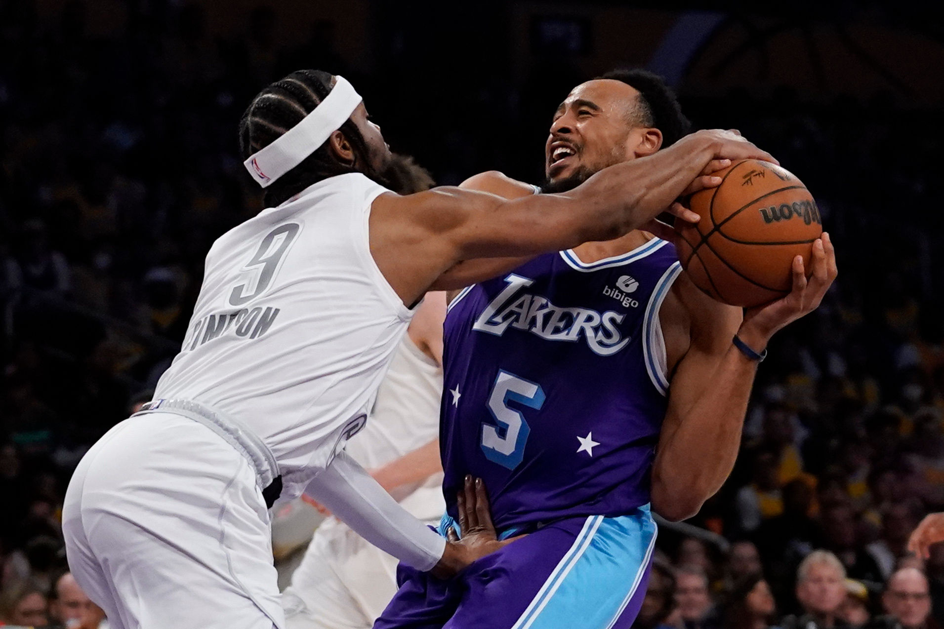 Lakers break 8-game losing streak with Johnson’s season-high 21 points