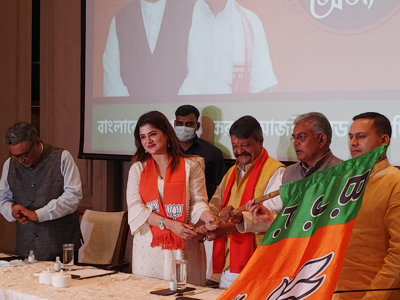 Bengali actor Srabanti Chatterjee joins BJP