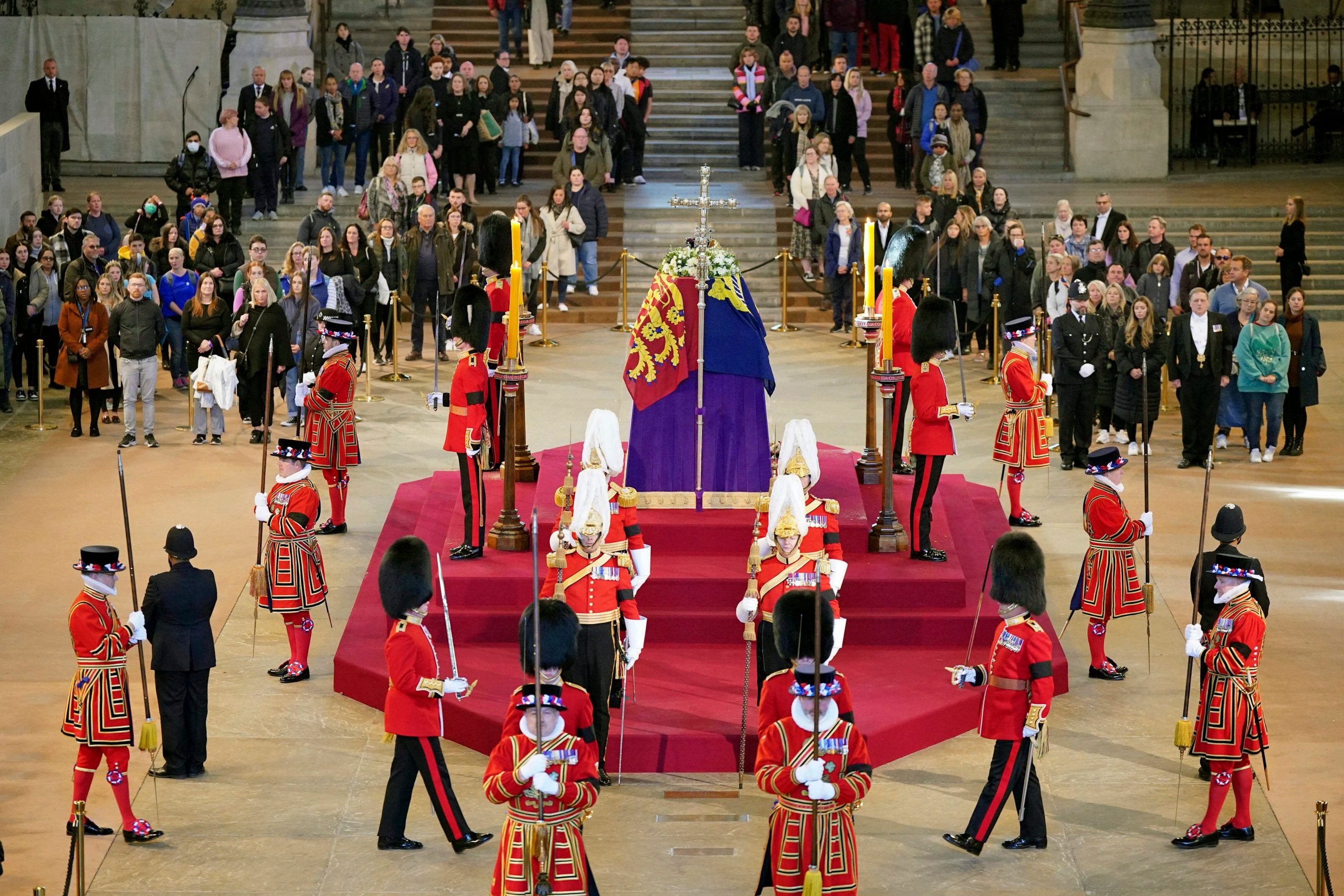 Man runs up to Queen Elizabeth II’s coffin in UK, arrested