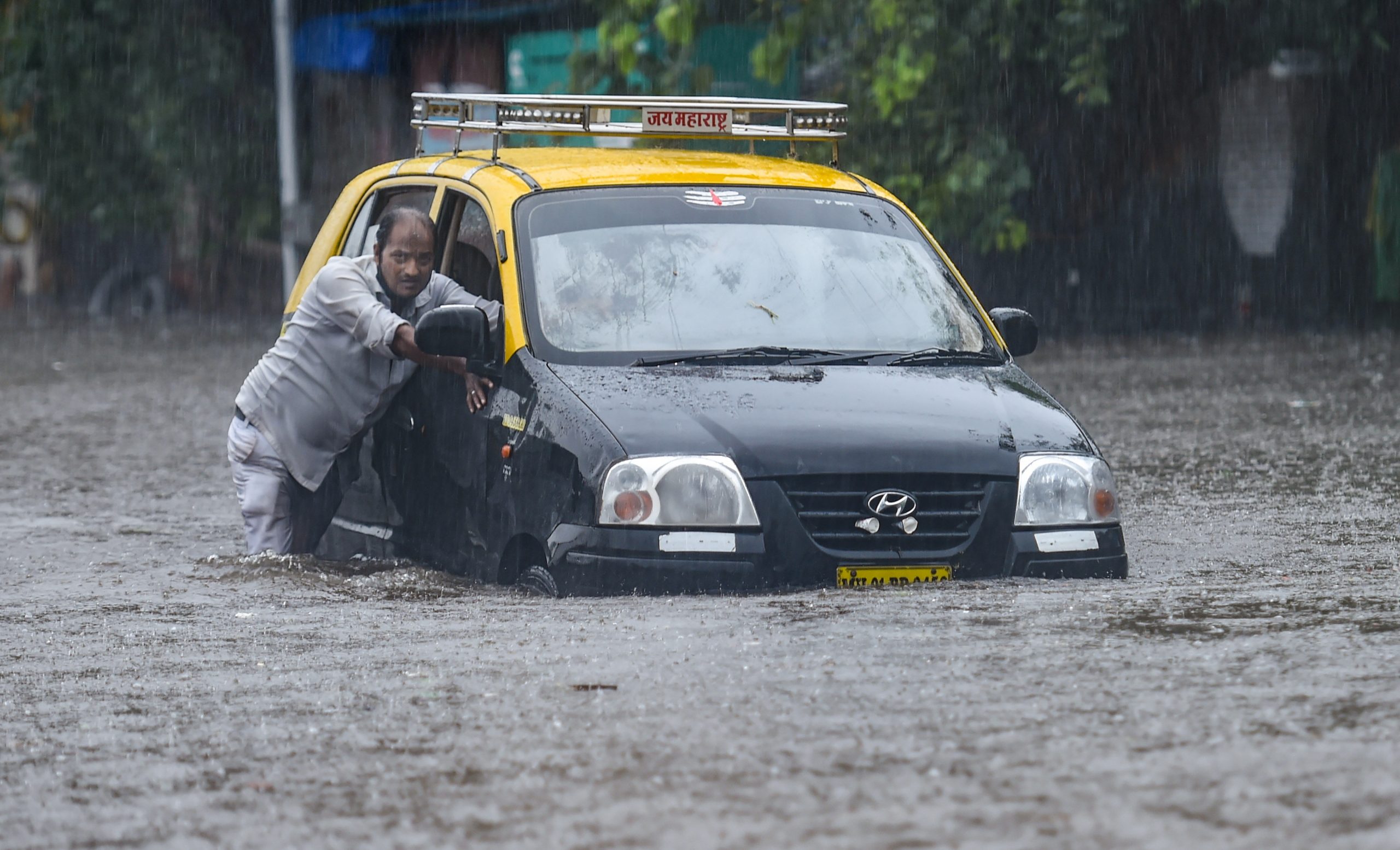 Watch | Mumbai faces waterlogging, traffic with first heavy rains of 2021