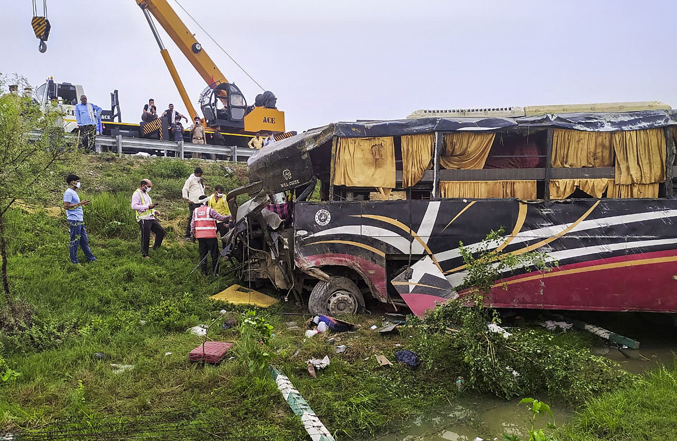 16 injured as Bihar bound bus overturns on Agra-Lucknow Expressway