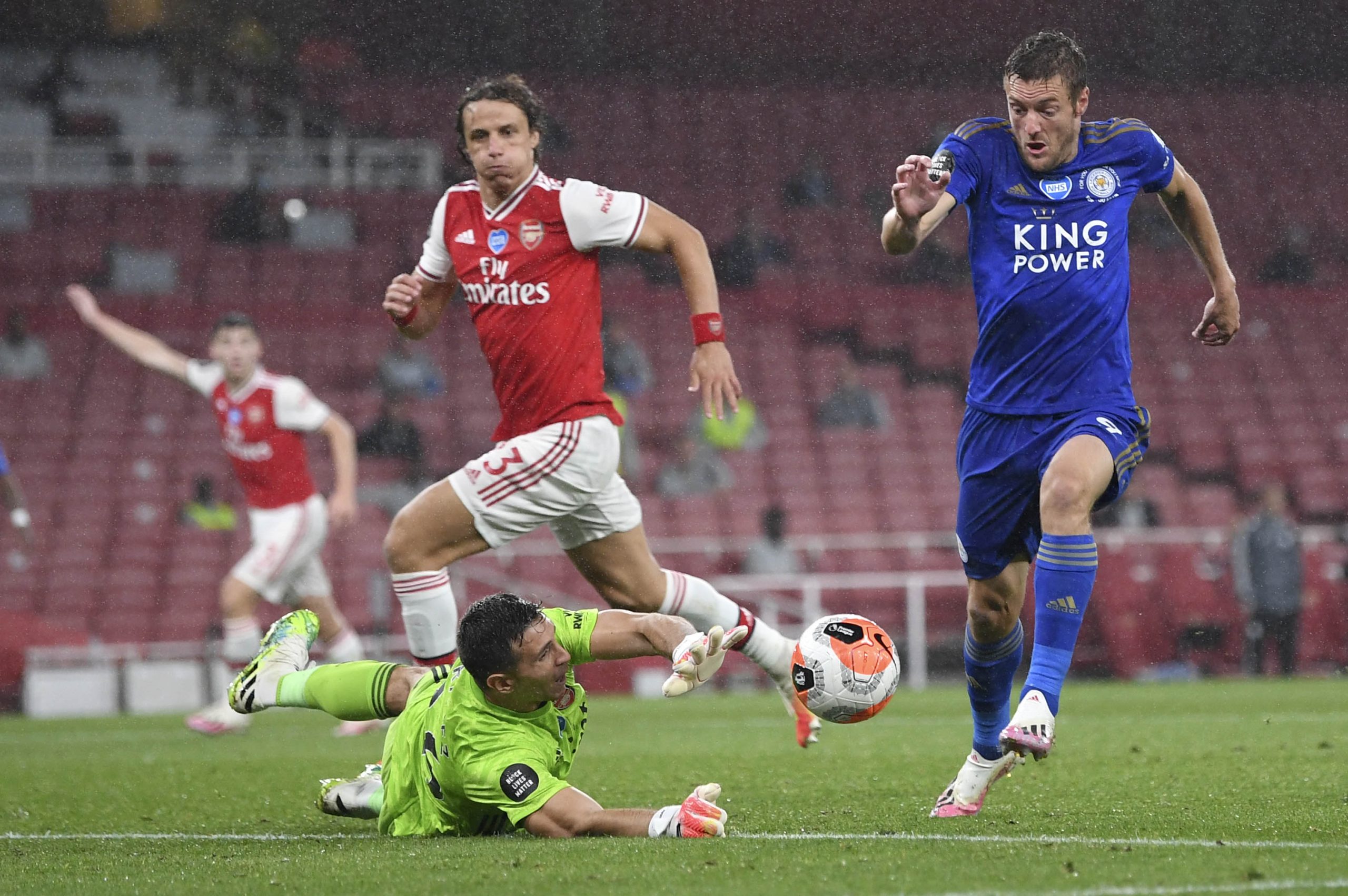 ‘World-class’ Jamie Vardy rocks Arsenal as Leicester go fourth