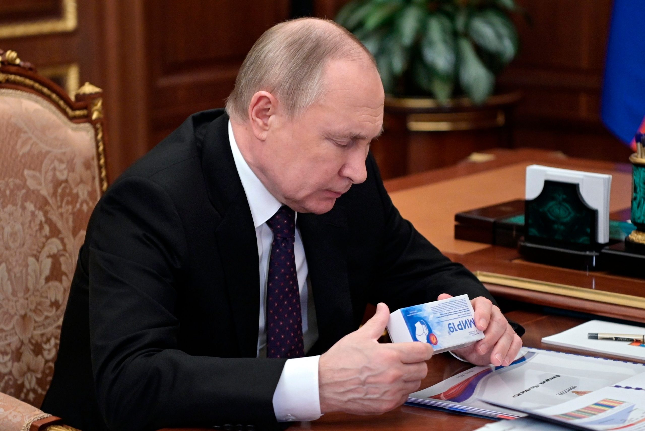 Poisoning threat makes Vladimir Putin fire 1,000 staff members: Report
