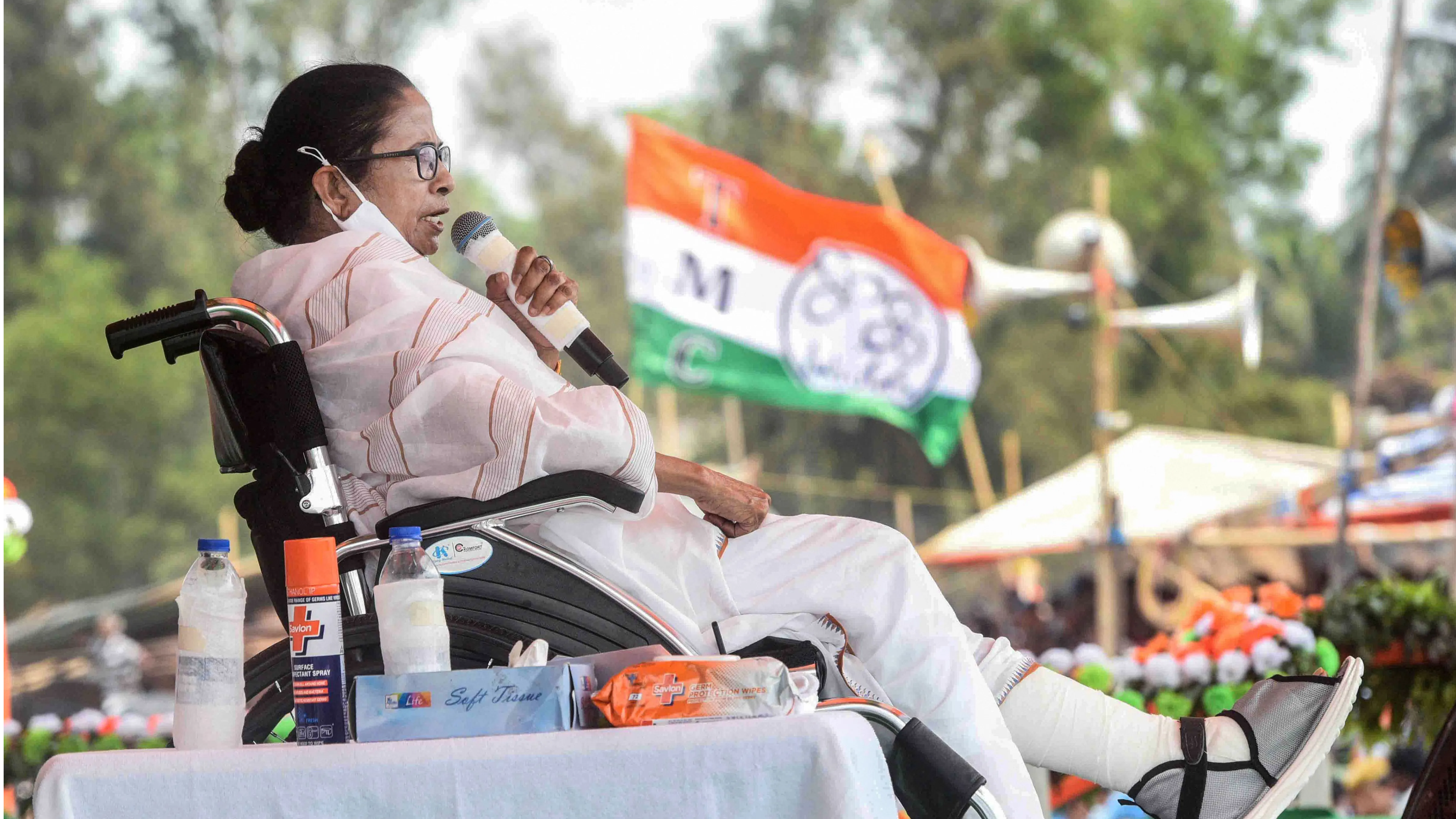 Watch| Mamata Banerjee gets up on her feet for national anthem
