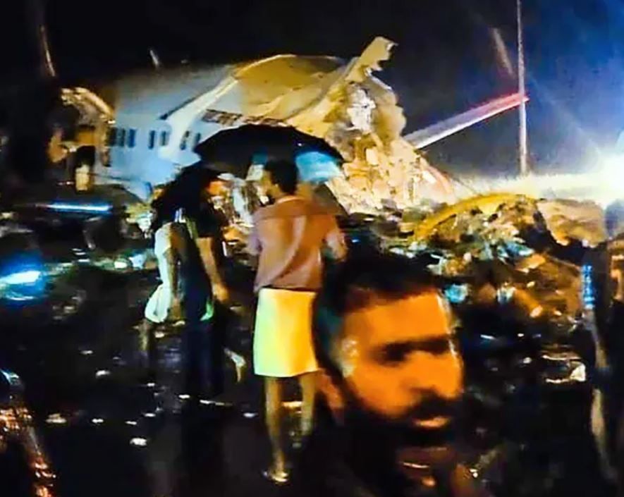 Kozhikode crash: Shaken by horrific scenes, how locals responded first to rescue people