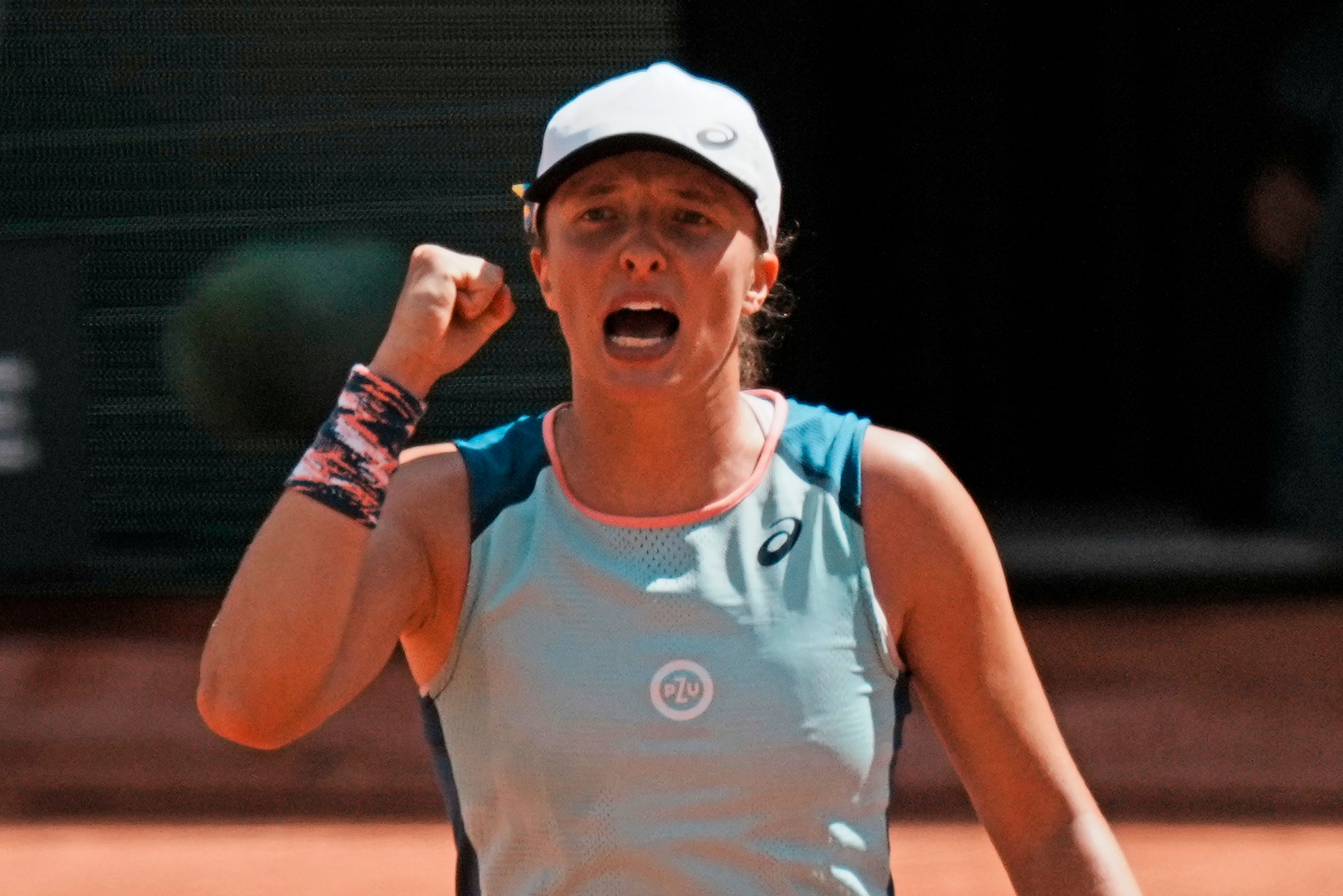 French Open Day 11 round-up: Top-ranked Swiatek, Kasatkina advance to semis