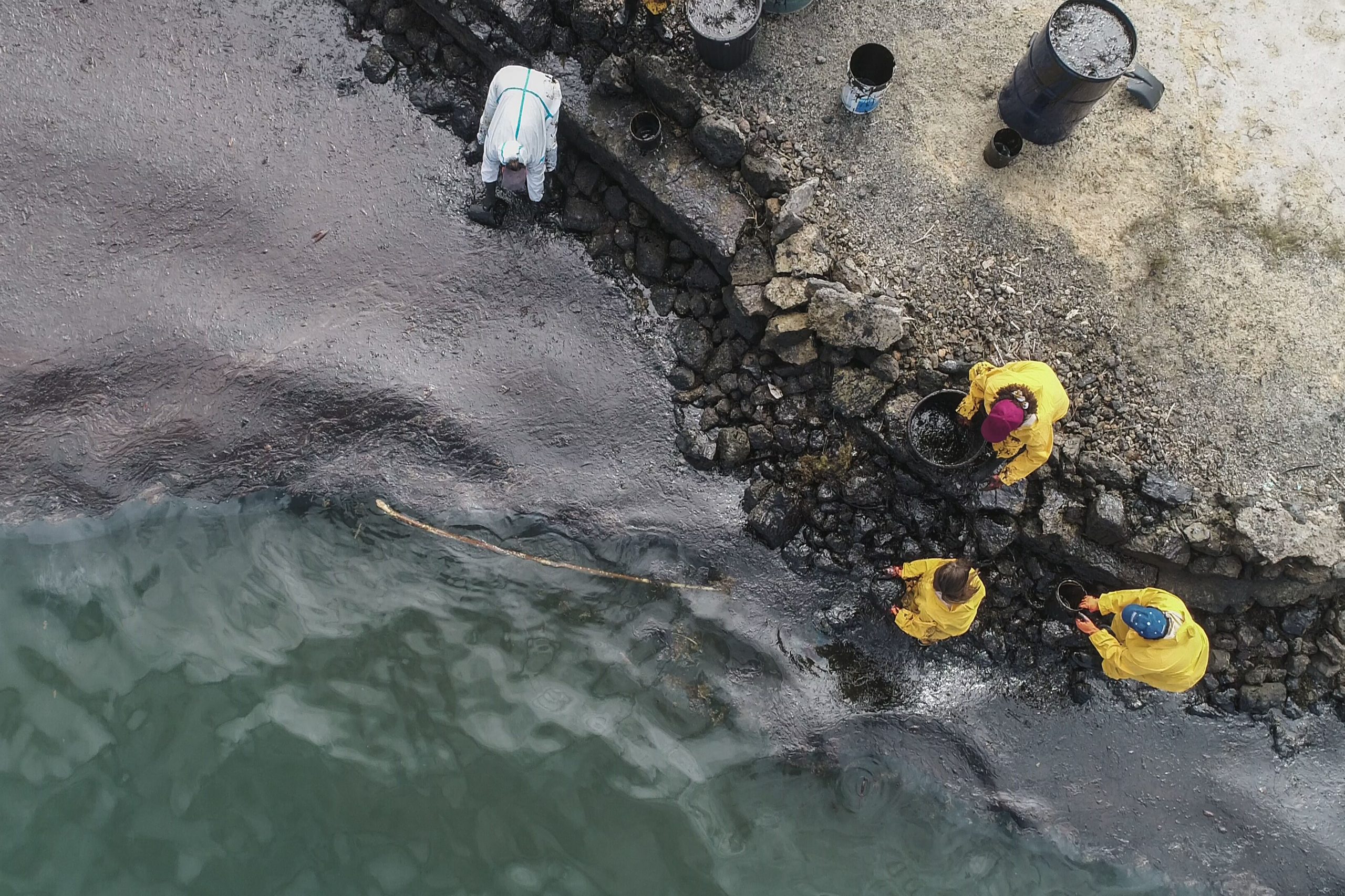 Mauritius braces to halt new oil spill as tanker breaks up
