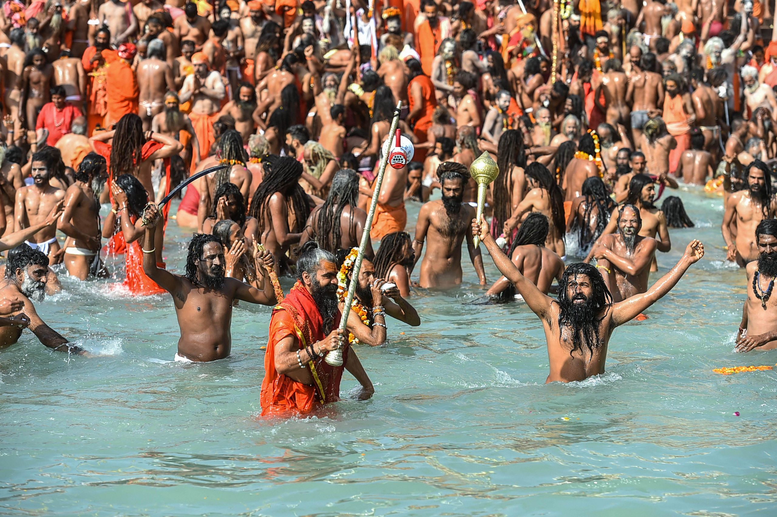 Lakhs take dip in Ganga on shahi snan amid rising coronavirus cases