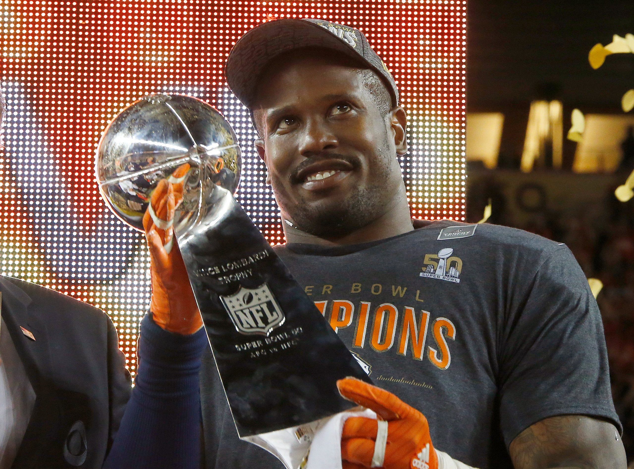 Denver Broncos to trade Von Miller to Los Angeles Rams for two 2022 NFL draft picks
