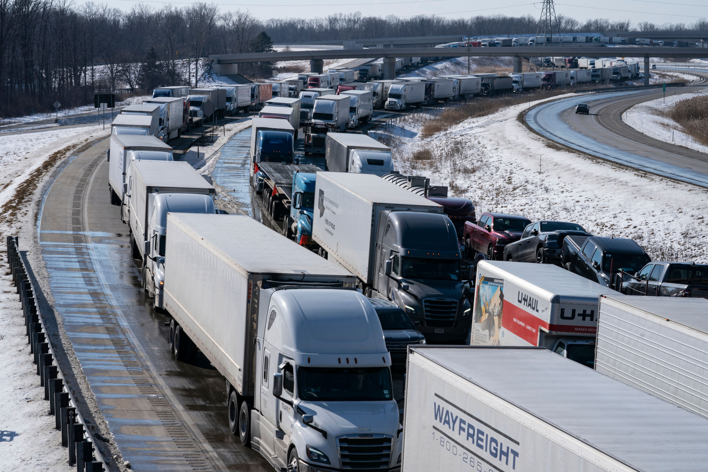 Truck blockade at US-Canadian border shuts auto plants
