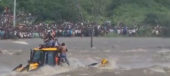 Watch: IAF Mi-17 helicopter evacuates 10 people from overflowing Chitravati river