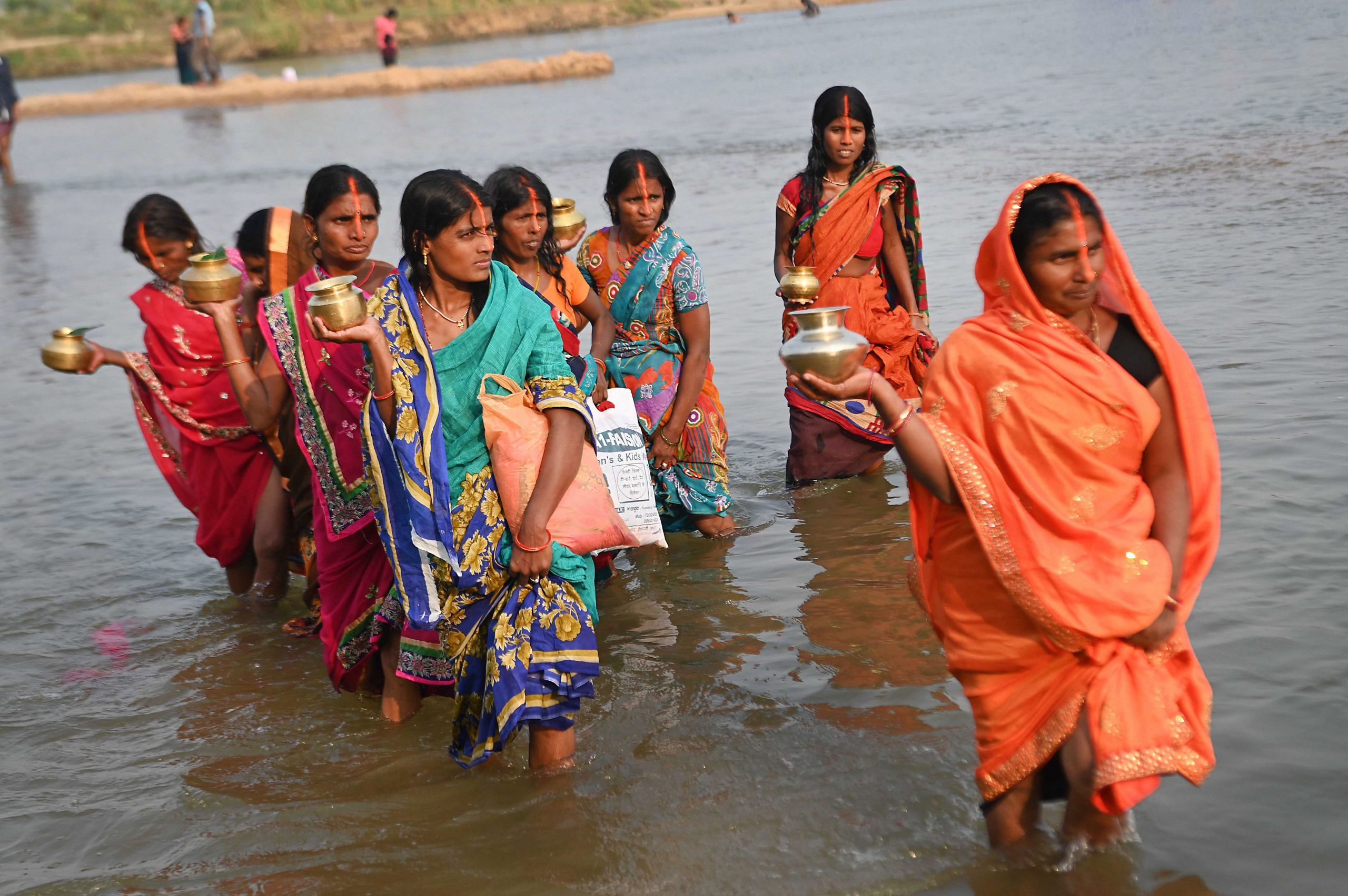 Barricades, boats contain toxic Yamuna froth before Chhath Puja dip