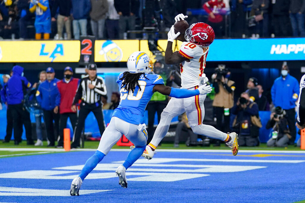 Tyreek Hill among 21 NFL players added to COVID-19 list