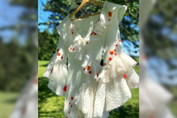 Bride knits a dream wedding dress on New York Subway, over 9 months