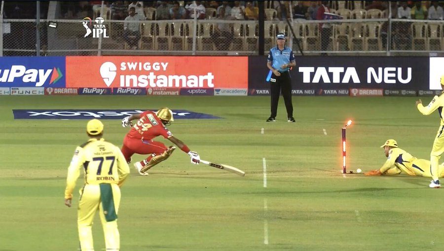 40-year old young Dhoni sprints, dives to run out Rajapaksa | Watch