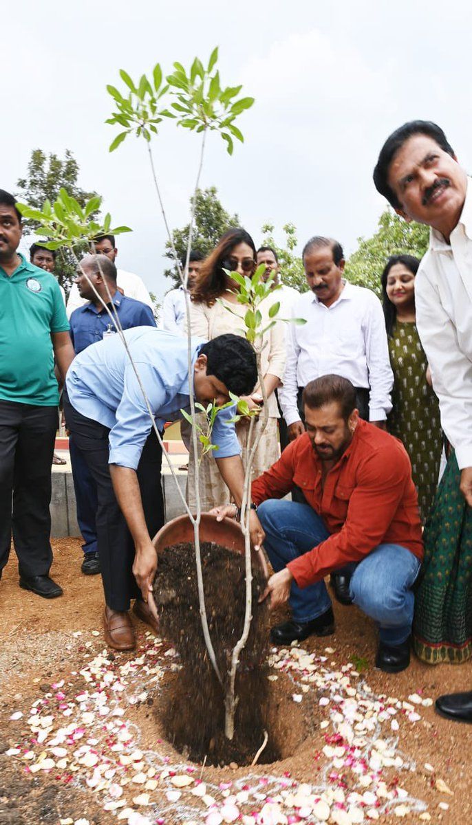 Salman Khan participates in the Green India Challenge, plants trees