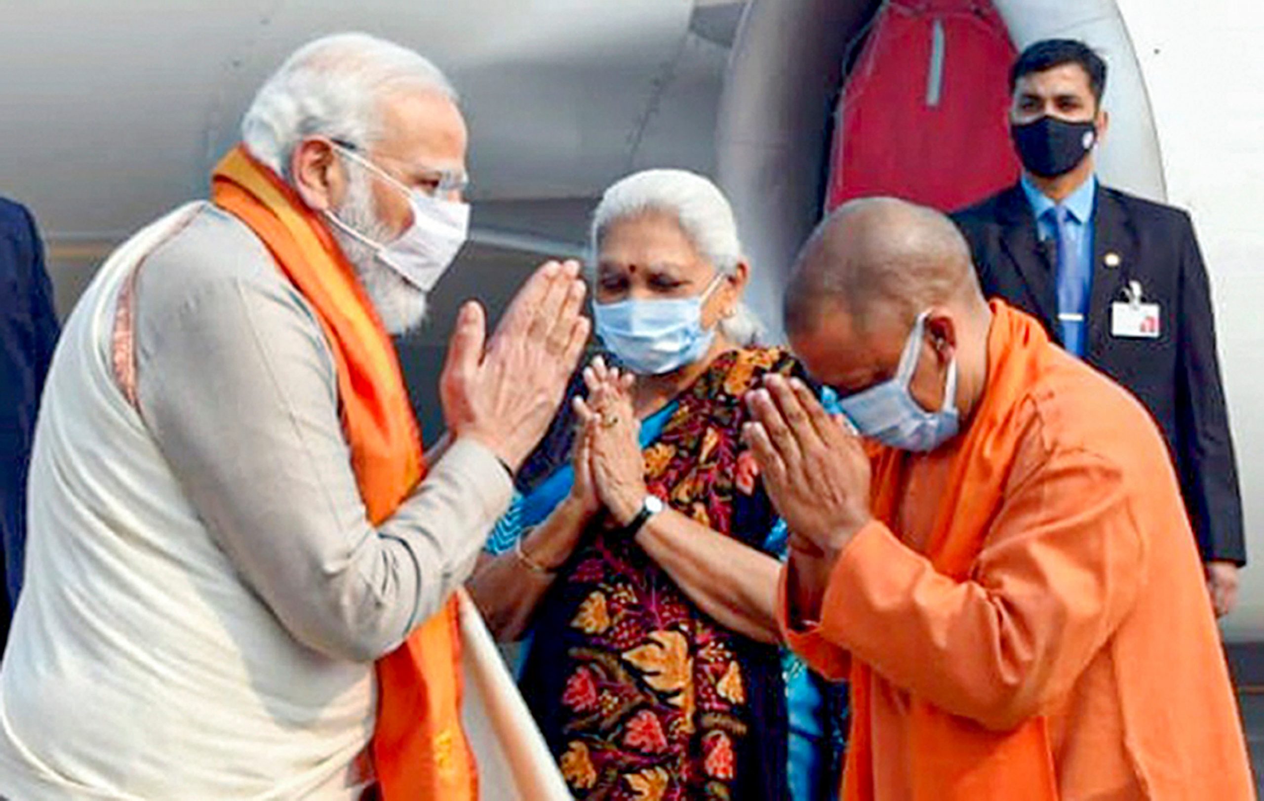 Watch: PM Modi stops convoy on Varanasi street to accept turban, scarf from local