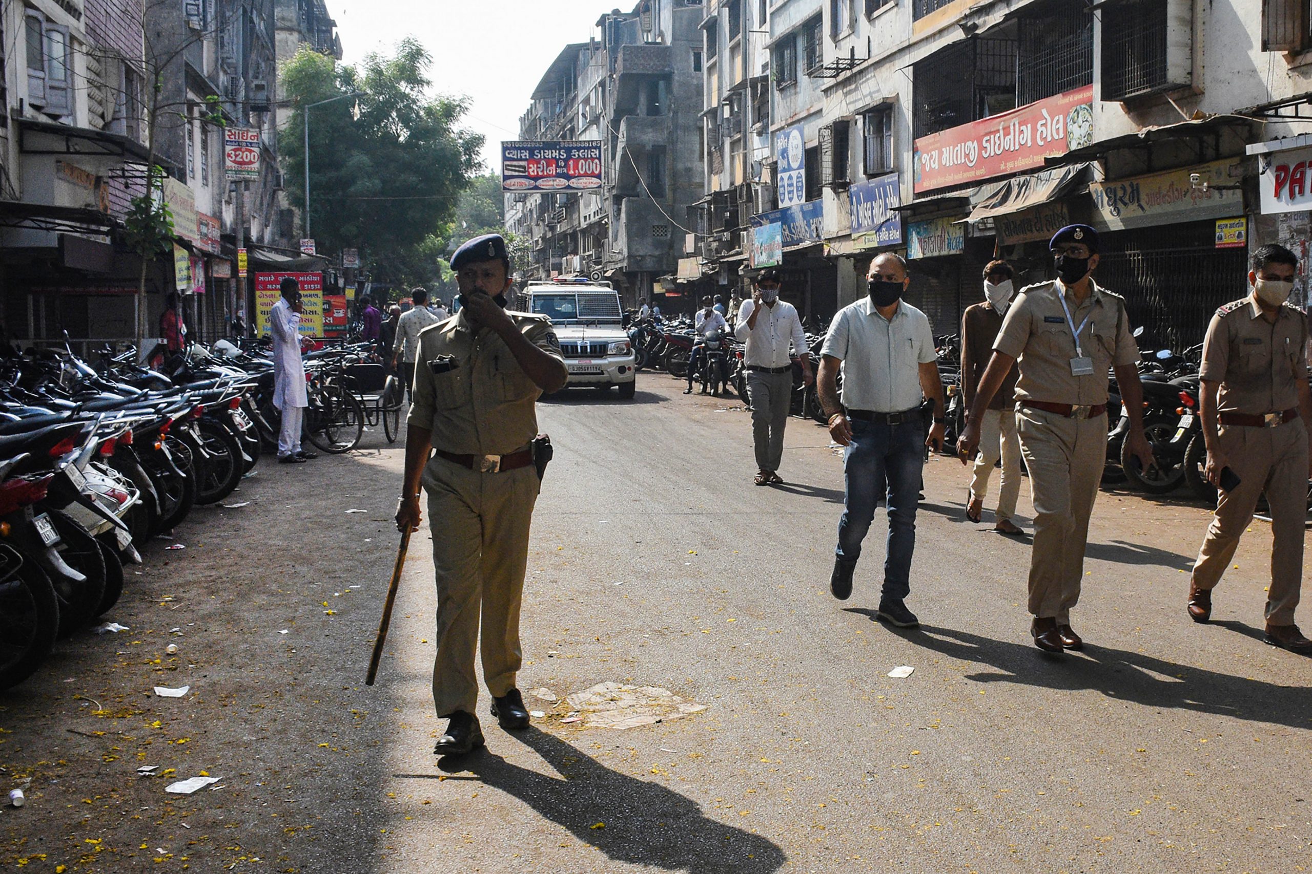 Watch | People attack police personnel in Maharashtra