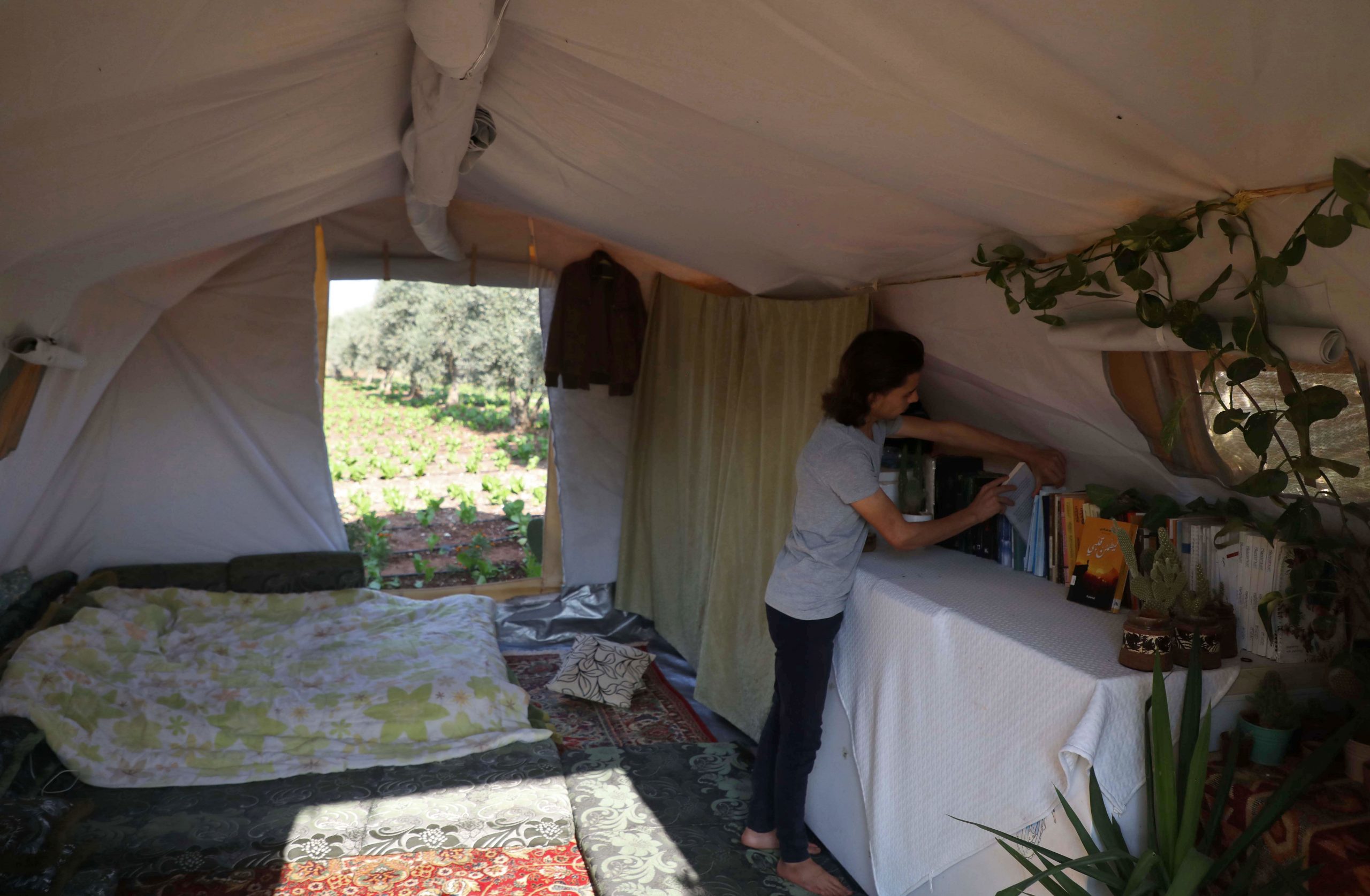 Tent and garden: Displaced Syria teen recreates lost family home