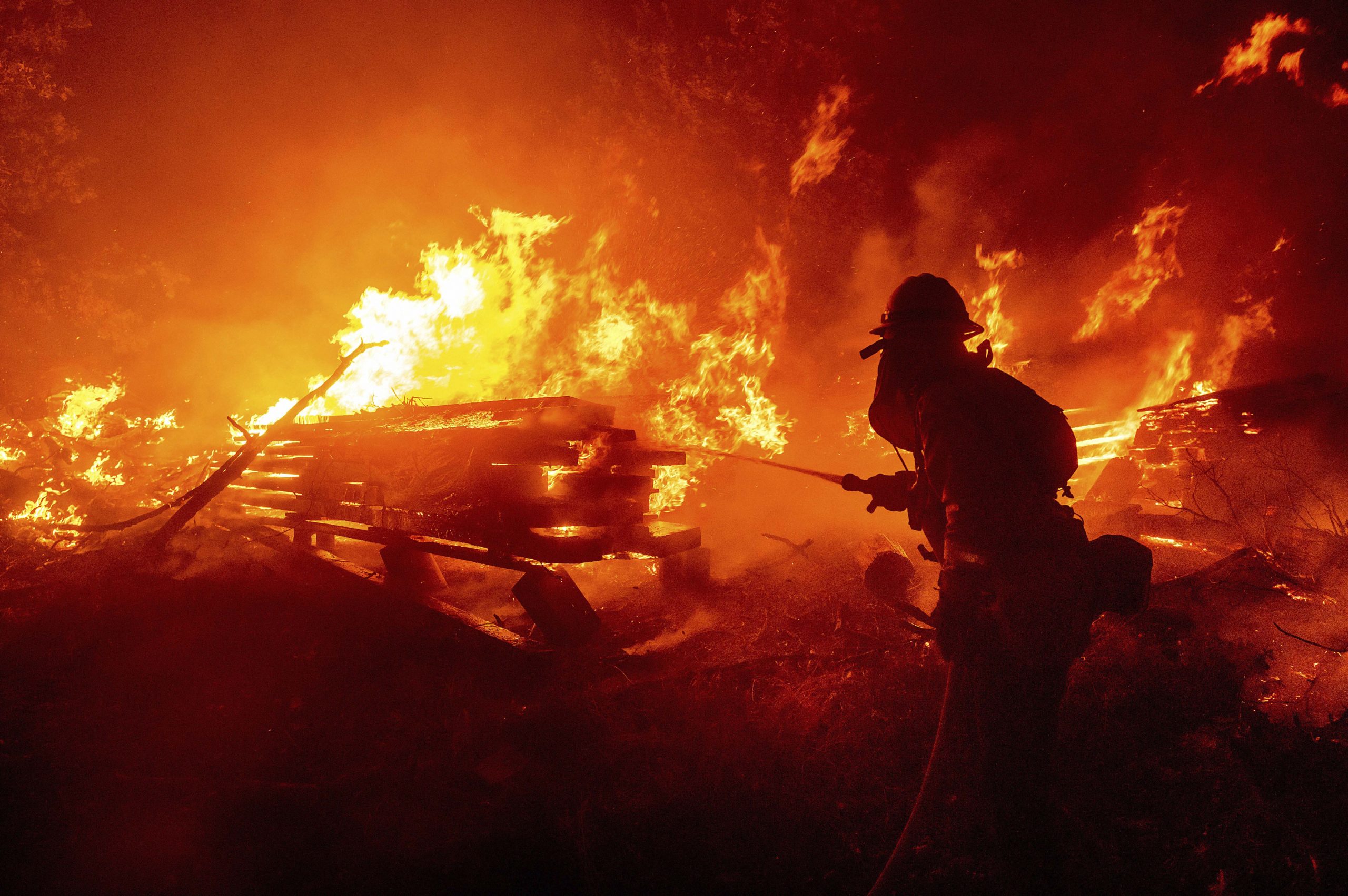 15 killed, 500,000 evacuated in unprecedented western US bushfires