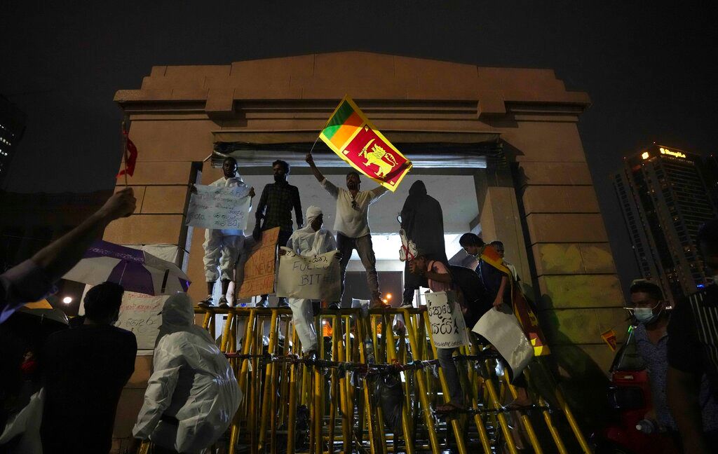 Sri Lanka’s stock exchange comes to a halt as crisis deepens, again