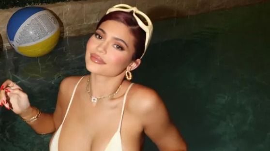 %27Swimming%20into%202021%27%3A%20Kylie%20Jenner%20shares%20stunning%20pool%20photos