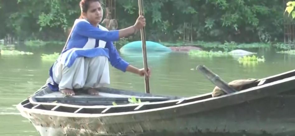 This 15-year-old girl rows to school daily amid floods in UP
